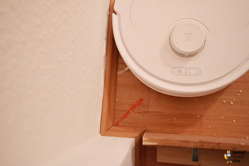 Der Schmutz liegt in einer Ecke während der Roborock Q Revo MaxV heranfährt.